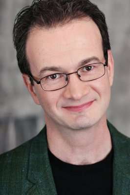 Актер Саймон Харви