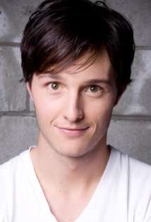 Актер Адам Дженнингс