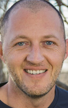 Актер Джейсон Е. Хилл