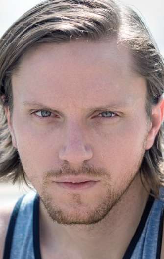 Актер Джошуа Микель