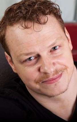 Актер Аарон Хьюз