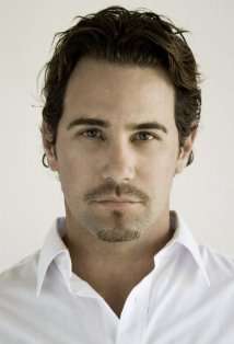 Актер Дэррон Каллиган