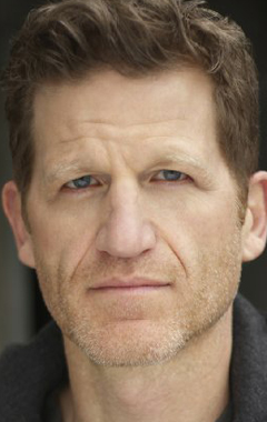 Актер Джеймс Саттон