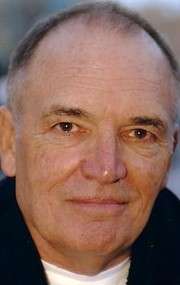 Актер Том Бауэр