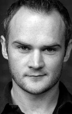 Актер Оливер Лансли