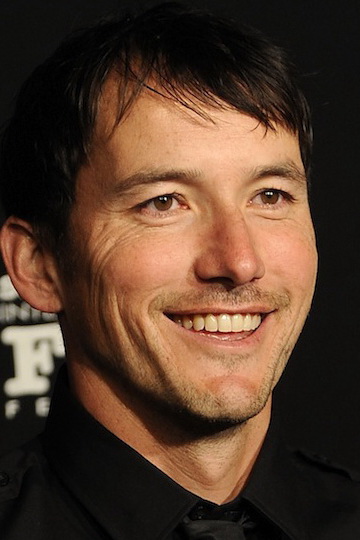 Актер Коэн Холлоуэй