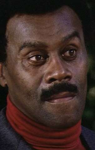 Актер Альберт Попвелл