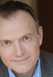 Актер Хью Скалли