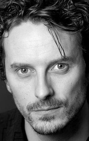 Актер Саймон Джонс