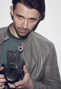 Актер Оливер Уолкер