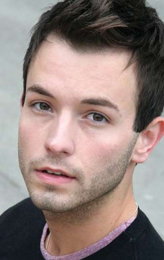 Актер Логан Кеслар