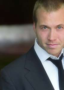 Актер Скотт МакАртур