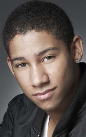 Актер Кейнан Лонсдейл