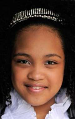 Актер Эмиральд Янг