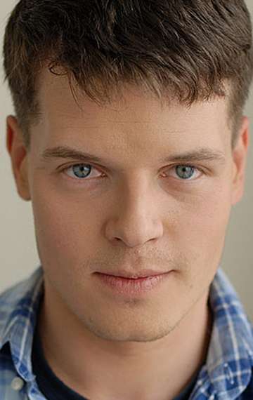 Актер Илья Алексеев