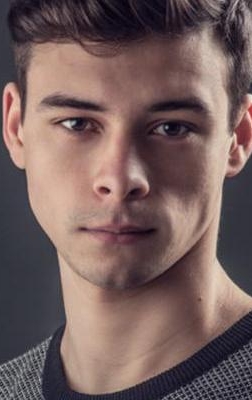 Актер Адам Лонг