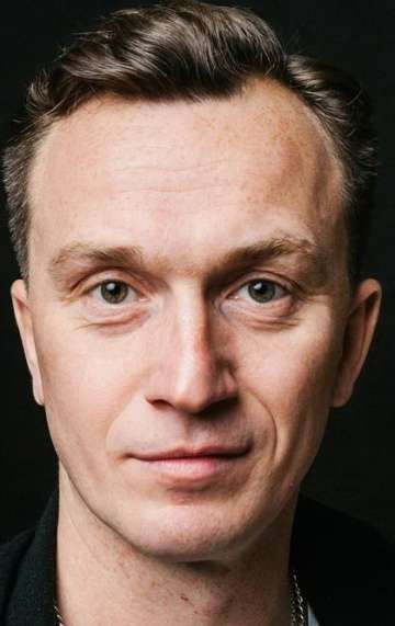 Актер Денис Старков