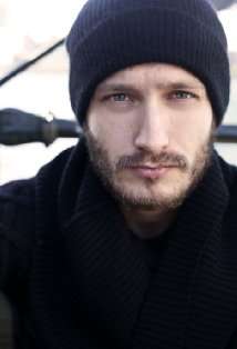 Актер Акос Армонт