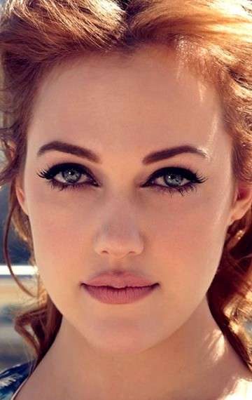 Актер Мерьем Узерли