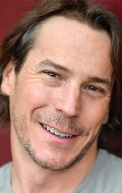 Актер Джеймс Барнетт