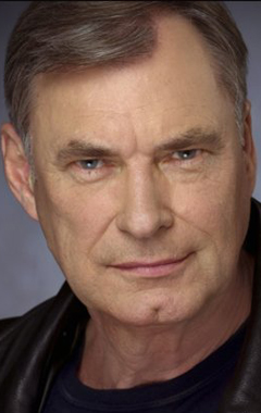 Актер Энтони Мур