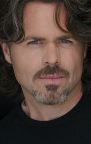 Актер Майкл Диксон