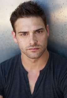 Актер Николас Ганн