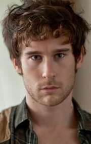 Актер Жюльен Аллугетте