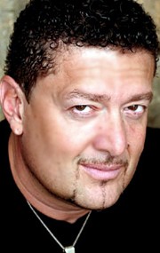 Актер Майкл Добсон