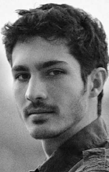 Актер Чино Дарин