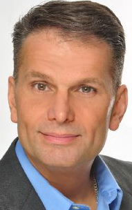 Актер Томми Байиокос