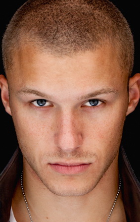 Актер Скайлер Максон