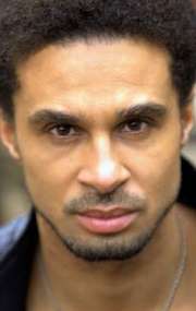 Актер Алекс Мартин