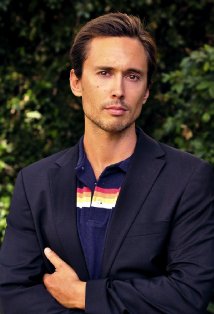 Актер Оливер Стэффорд