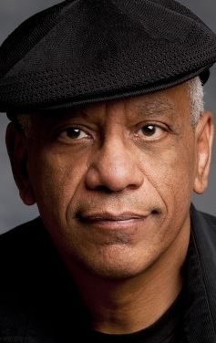 Актер Филип Акин