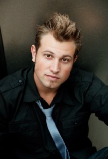 Актер Джонни Холл