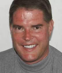 Актер Томас Р. Бэйкер