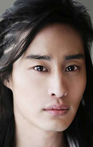 Актер Филлип Ли