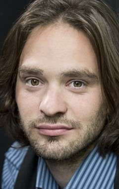 Актер Чарли Кокс