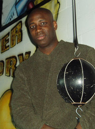 Актер Рэймонд Олубовейл