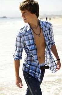 Актер Коннор Вейл