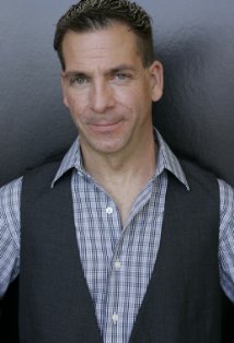 Актер Чак Рэйнер