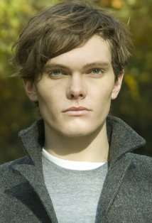 Актер Люк Бэйнс