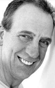 Актер Дэвид Эстон