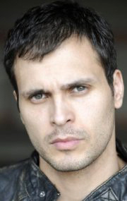 Актер Макс Декер