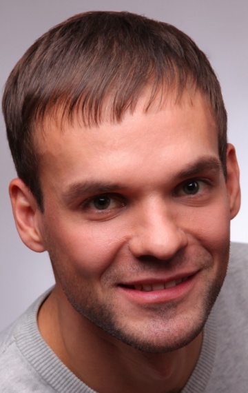 Актер Олег Захаров