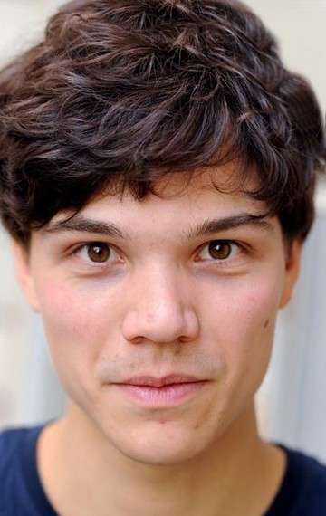 Актер Себастьян Урзендовский