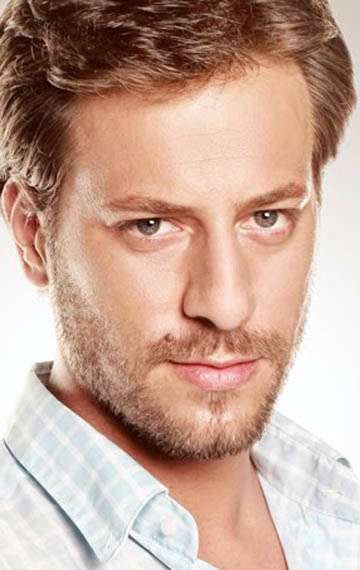 Актер Каан Ташанер