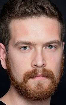 Актер Энгин Озтюрк