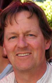 Актер Дэвид Эткинсон